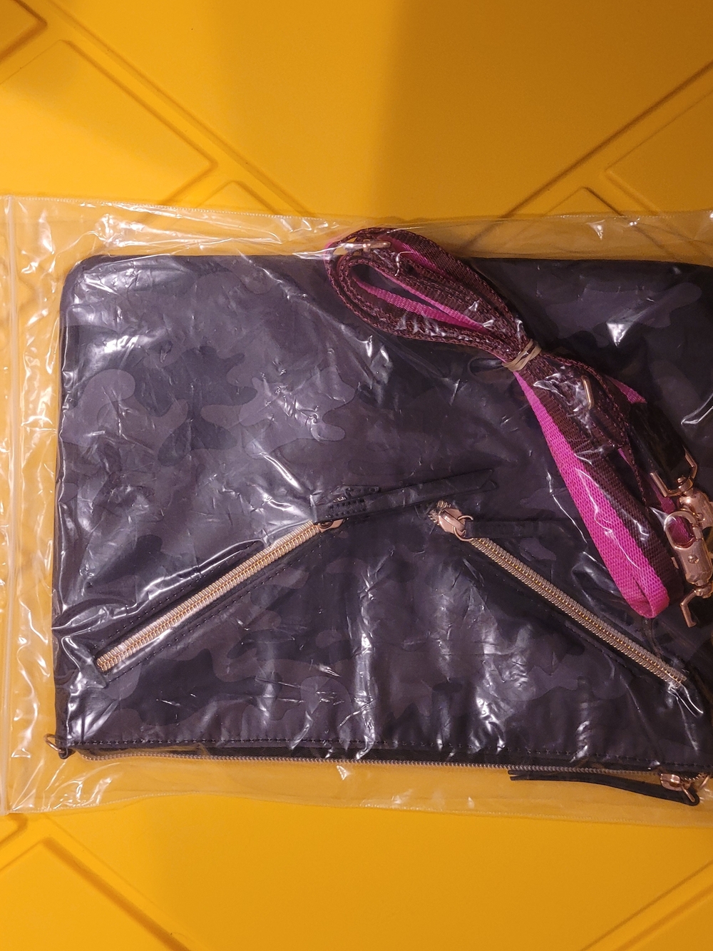 Stella & Dot The Lady Boss Crossbody Bag In Camo with Pink Strap NWT - Picture 12 of 13